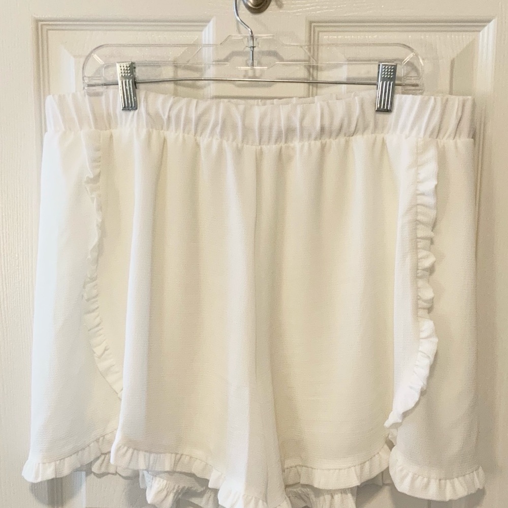 2x White ruffled shorts